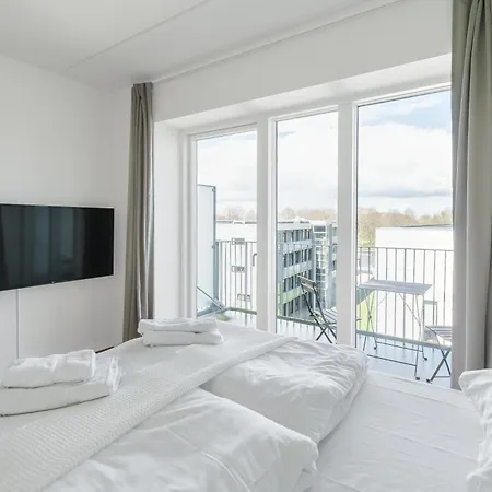 Beautiful W Balcony Apartment *